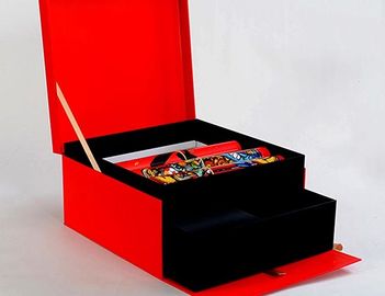 泡の挿入物と黒くそして赤い贅沢で堅いスライドのボール紙の引出しのギフト用の箱