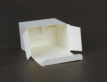 簡単な正方形の白いキャンデーは小型の軽量の白いクッキー箱を囲みます